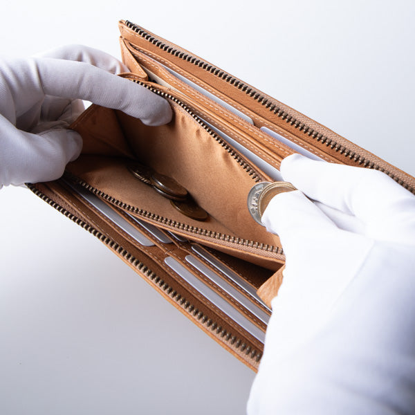 L字ファスナー長財布コインを入れている様子