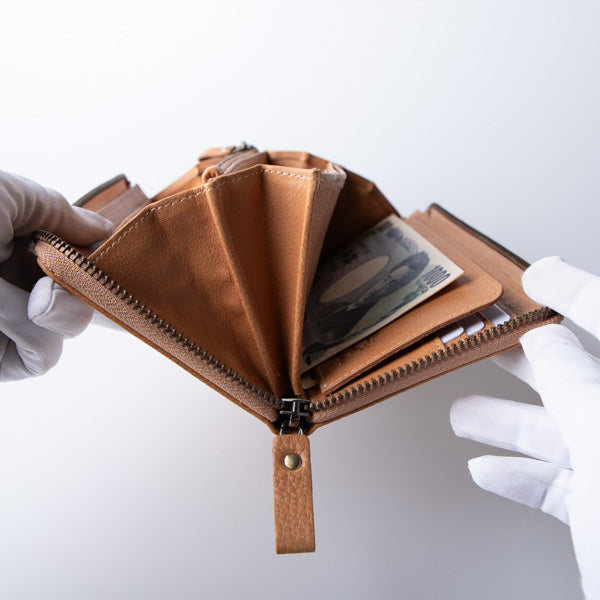 L字ファスナー長財布を開いて側面から見た時の写真