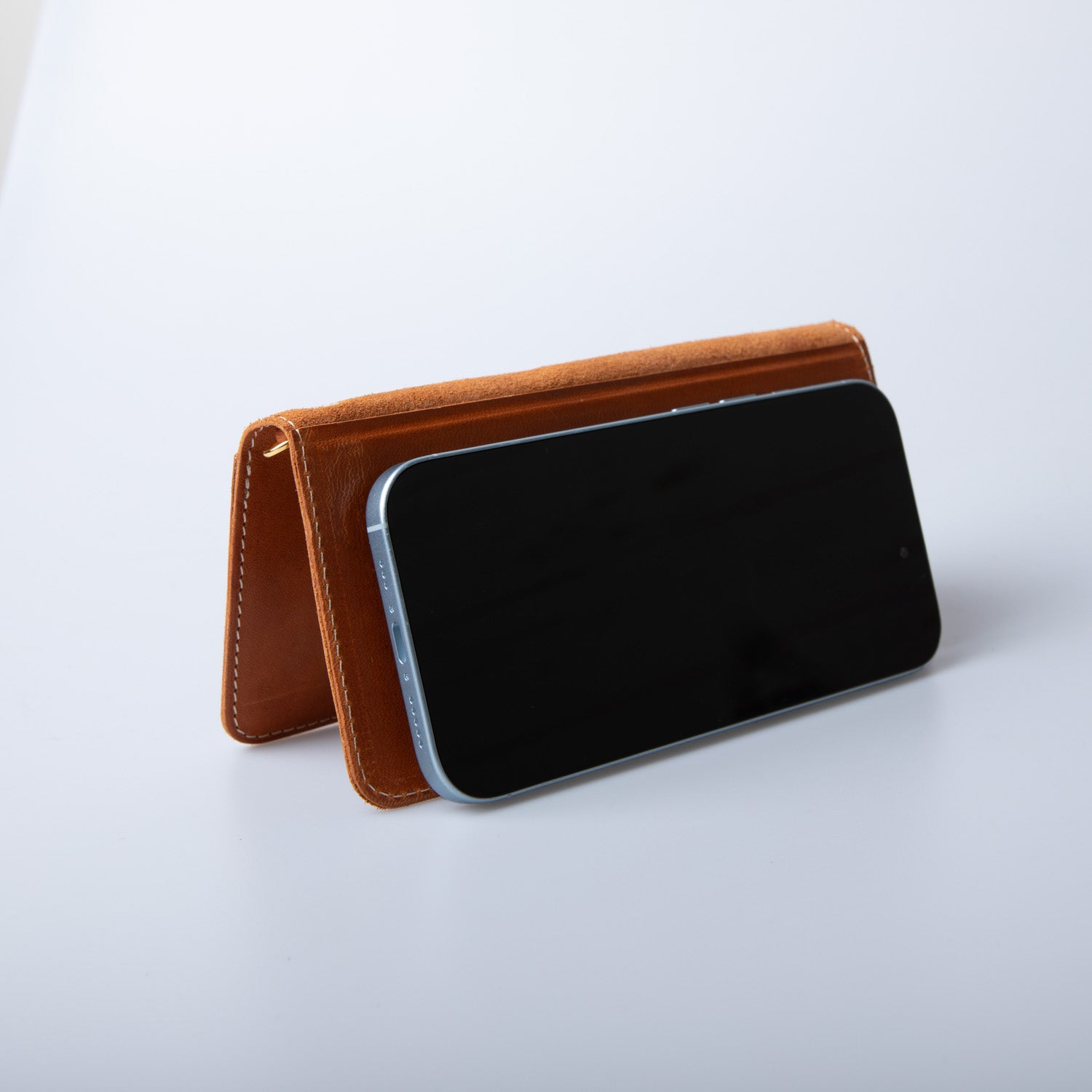 スマホケースをスタンドにしているところ