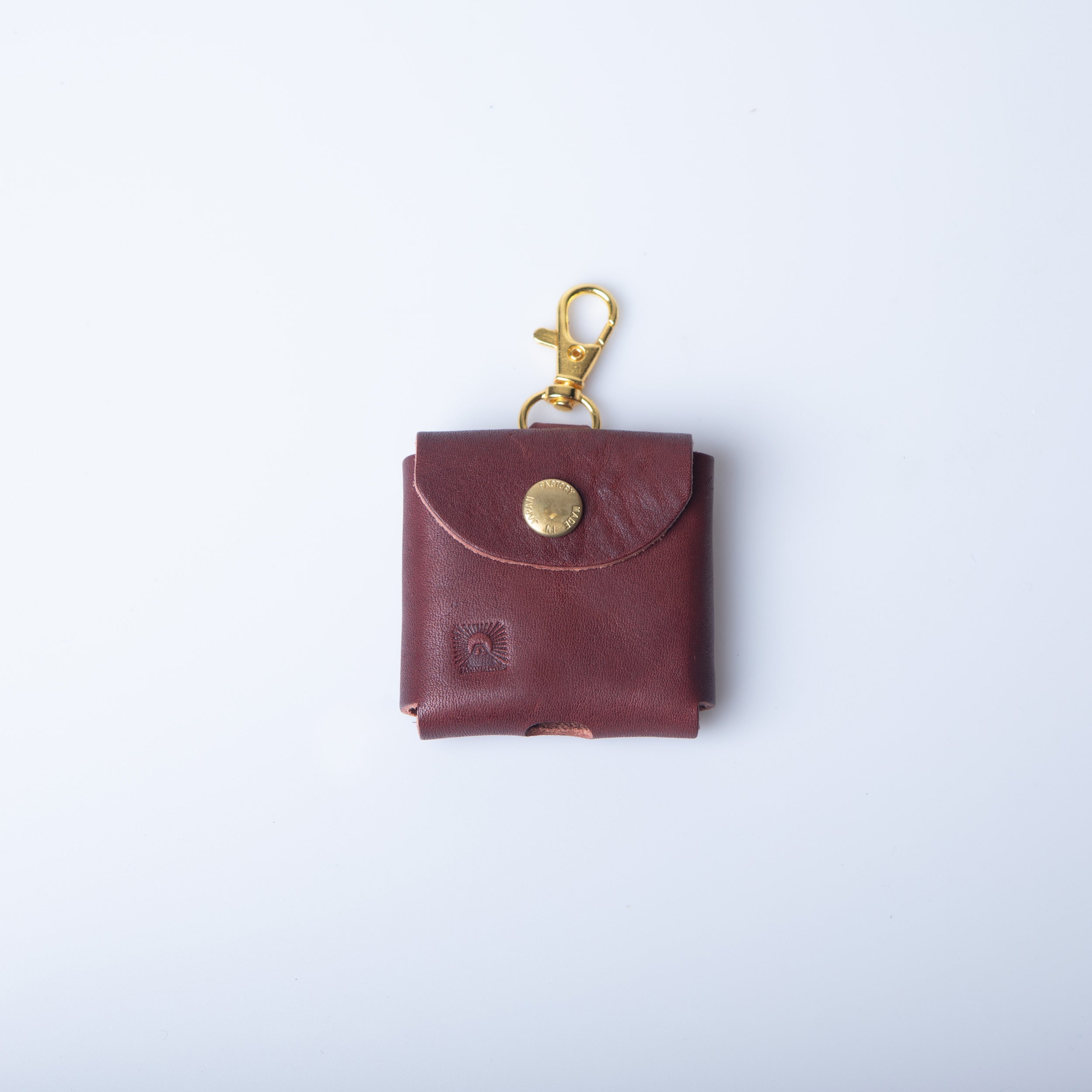 ボルドーのAirPodsケース