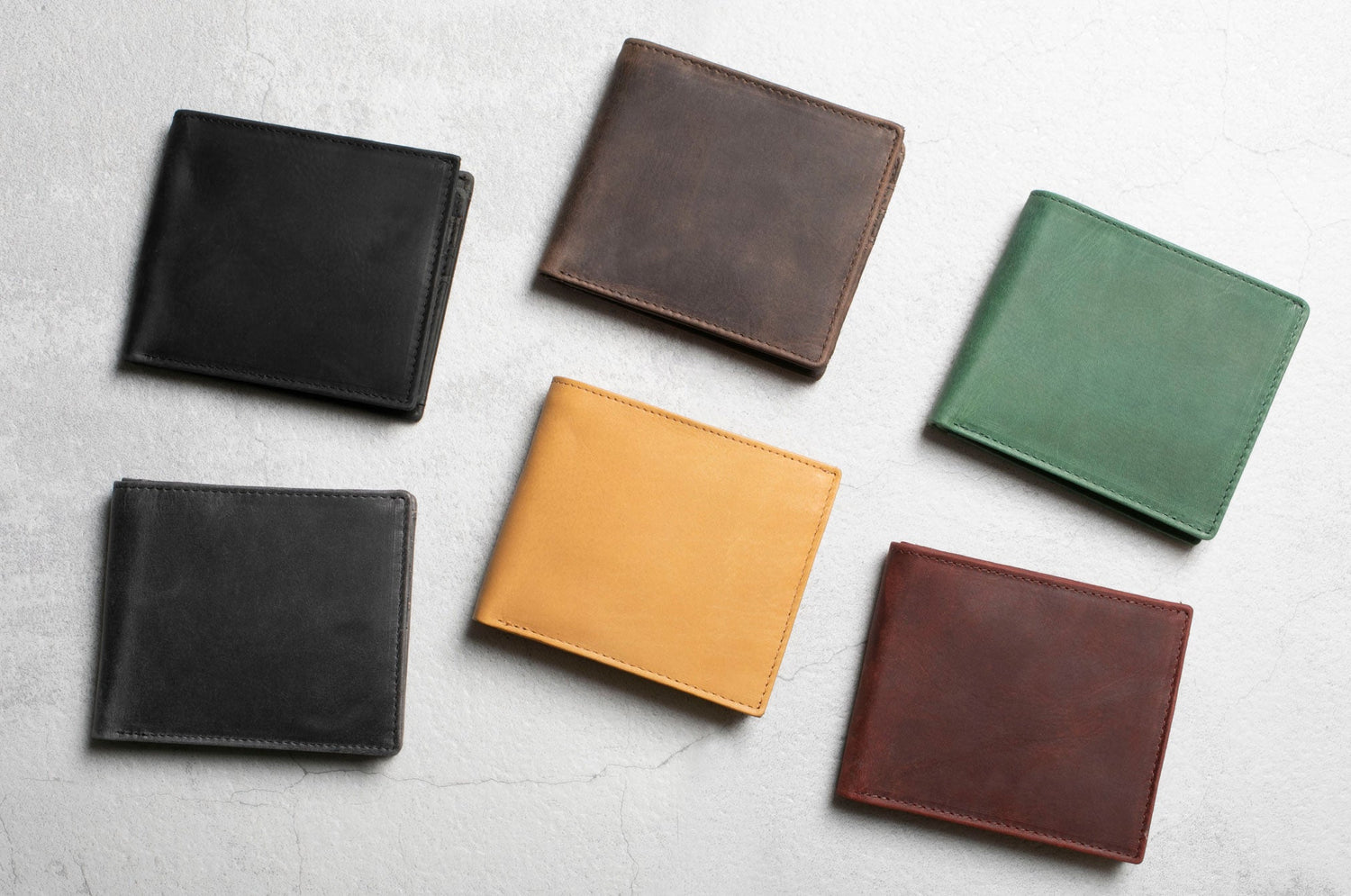 新生活をスマートに。「薄い本革二つ折り財布」がビジネスマンの余裕を作る理由