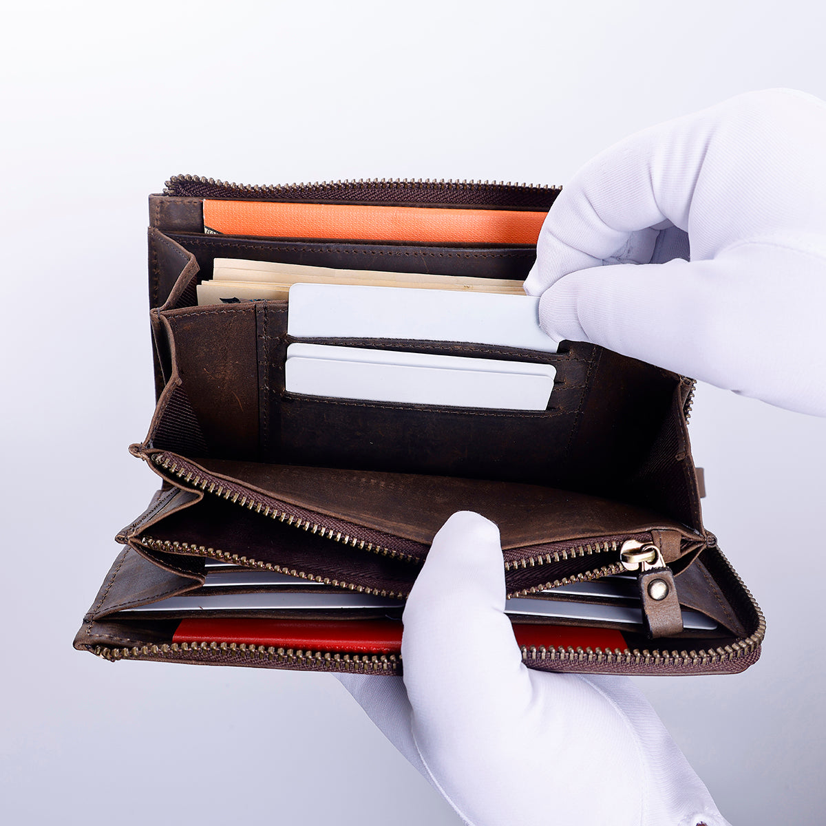 自分の部屋と同じように、空間をデザインした本格革財布 Hallelujah