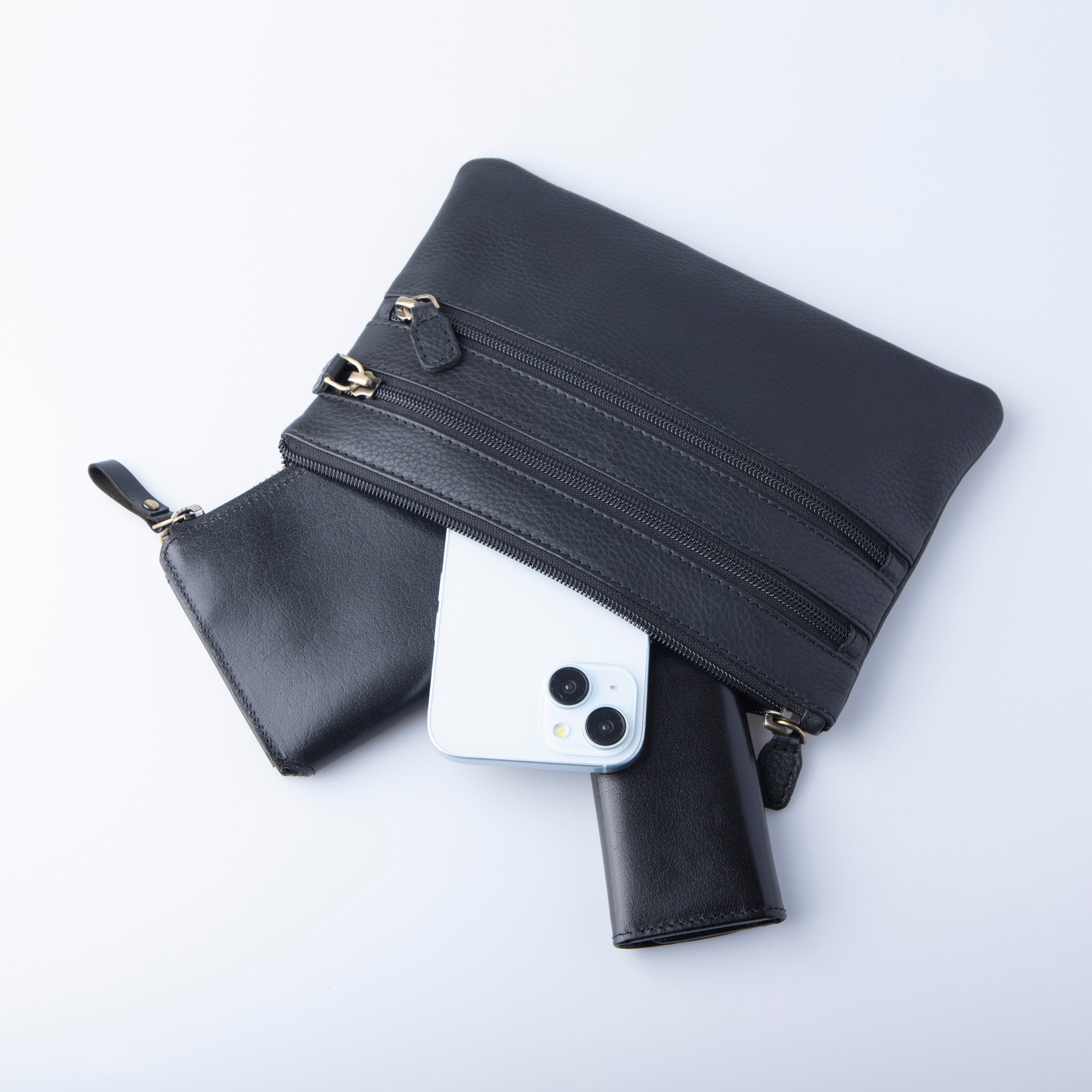 1秒で荷物が取れる3段ポケット。フル収納でも薄さ1cmを保つ、究極の