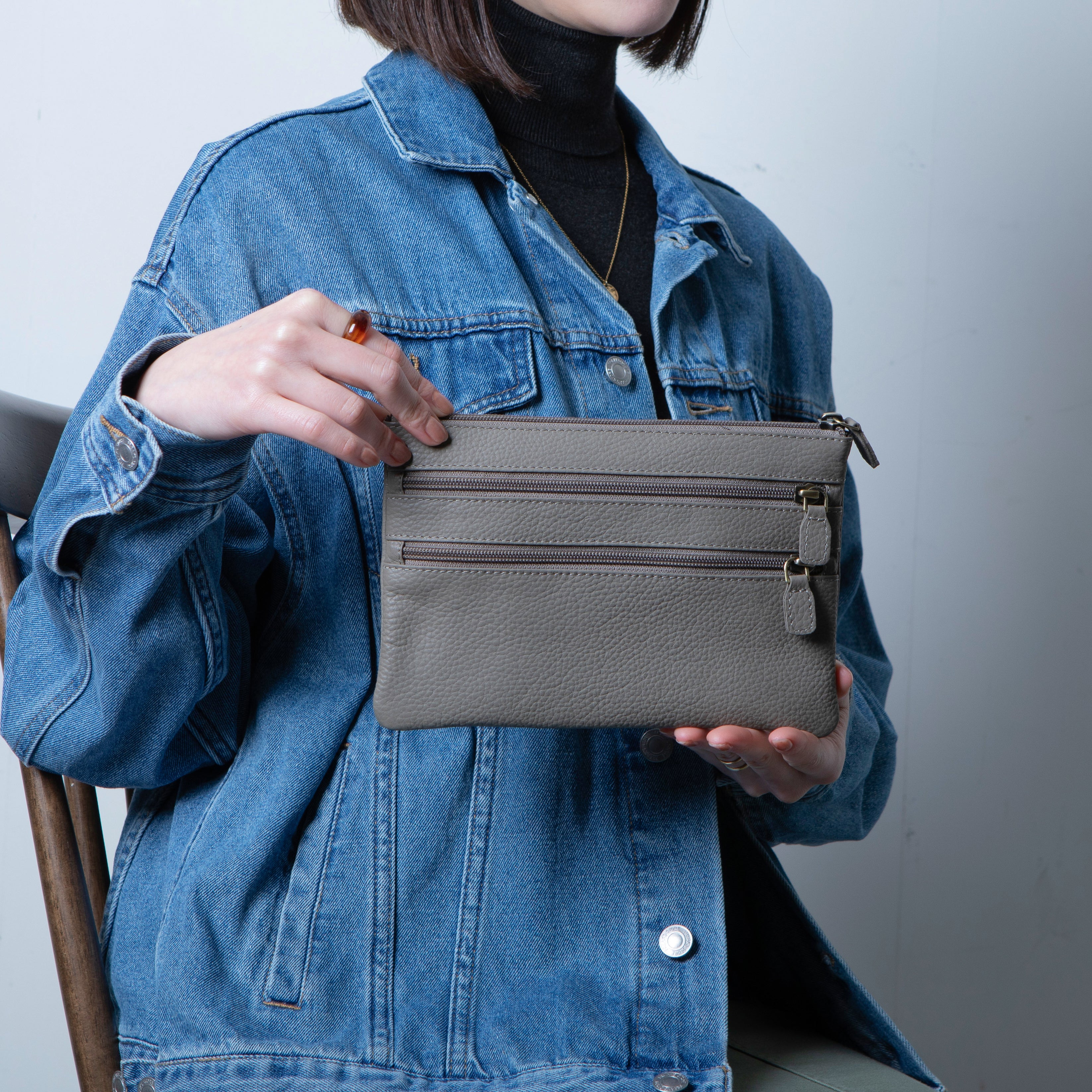 1秒で荷物が取れる3段ポケット。フル収納でも薄さ1cmを保つ、究極の